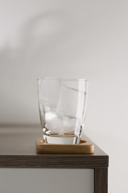 Eiswürfel im Glas auf weißem Wandhintergrund