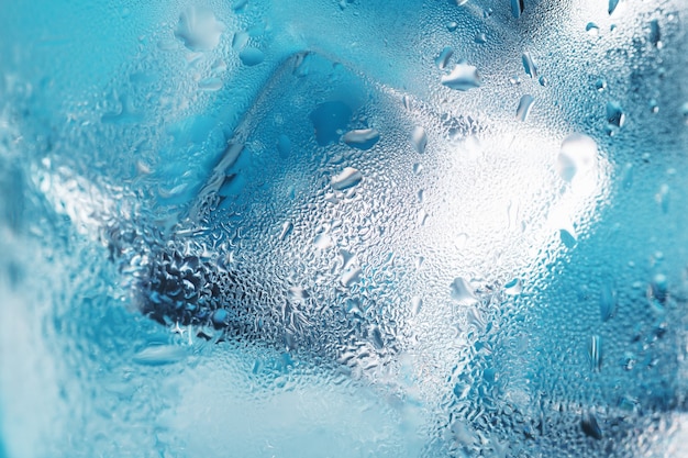 Eiswürfel in einem beschlagenen Glas mit Tropfen Eiswasser Nahaufnahme Makro