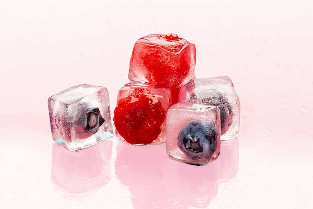 Eiswürfel mit Beeren für Sommercocktails