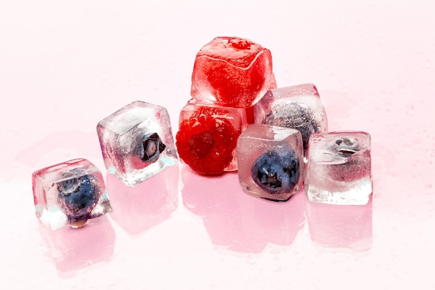 Eiswürfel mit Beeren für Sommercocktails