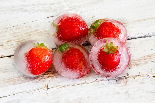 Eiswürfel mit gefrorenen Erdbeeren