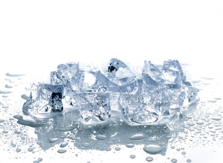 Eiswürfel mit Wasser