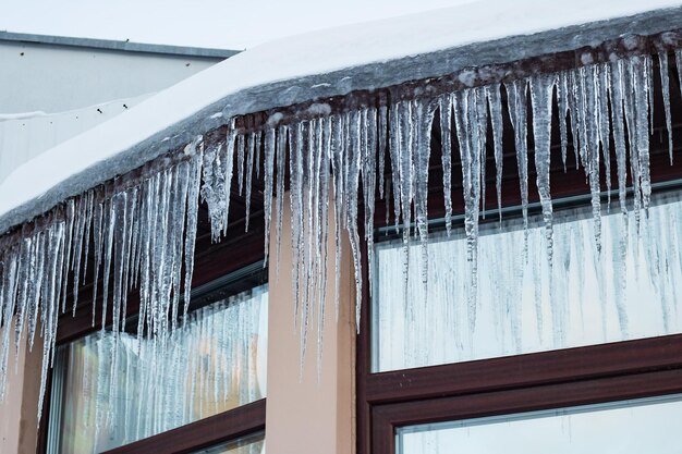 Eiszapfen am Dachrand