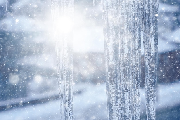 Eiszapfen auf dem Dach städtischen Hintergrundansicht Winterstadt