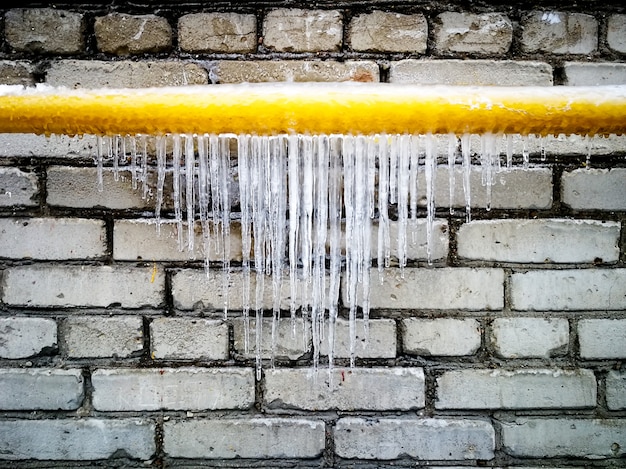 Eiszapfen auf einer Röhre