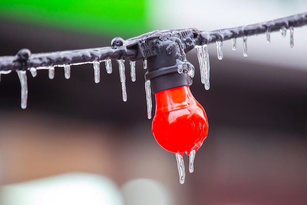 Eiszapfen auf gefrorenen Straßenlaternen Winterwettersaison Straßeninnendetails Objekt der Elektrizität