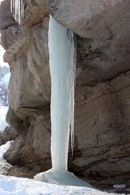 Eiszapfen, die am Felsen hängen