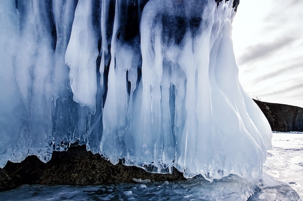 Eiszapfen-Eiswand am Baikalsee im Winter