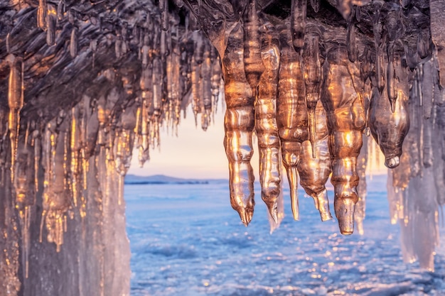 Eiszapfen in der Höhle am Baikalsee bei Sonnenuntergang