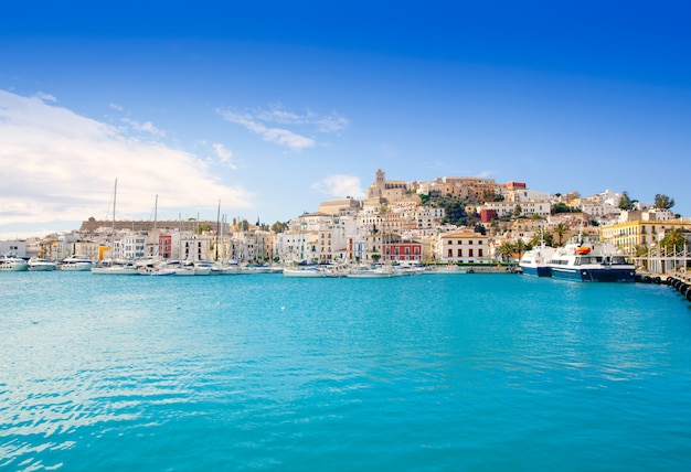 Eivissa Ibiza ciudad con iglesia bajo cielo azul