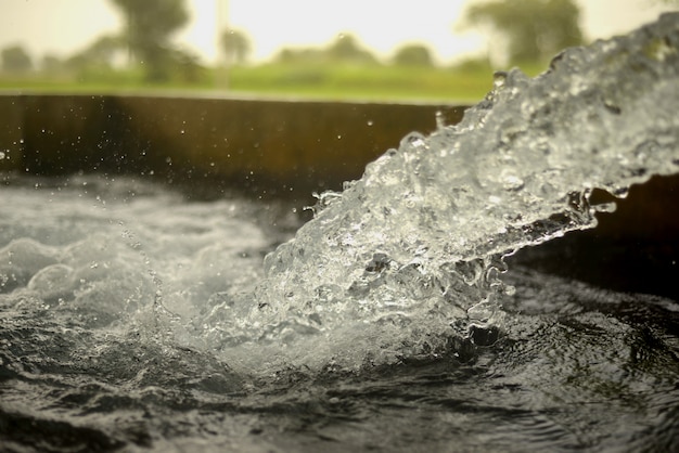 Foto ejecución de agua dulce tubewell en campos durante el verano