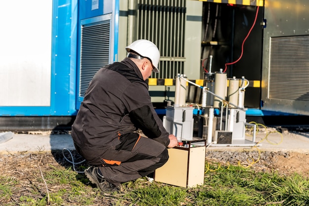 Ejecución de trabajos de medida eléctrica en el transformador de potencia