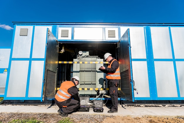 Ejecución de trabajos de medida eléctrica en el transformador de potencia