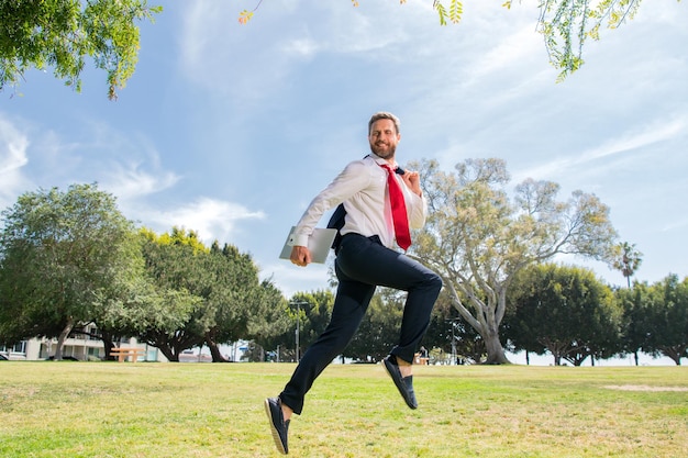 Ejecutando empresario listo para correr salto y sprint