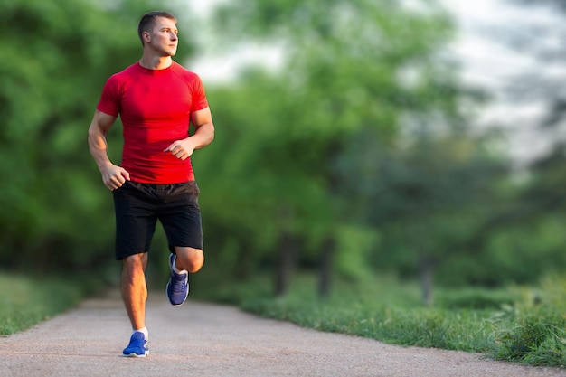 Ejecutar corredor masculino maratón zapatos joven modelo