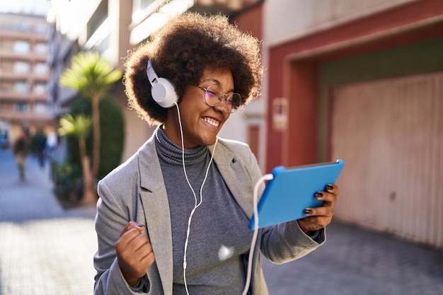 Ejecutiva afroamericana jugando videojuegos en la calle