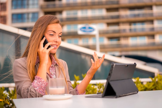 Ejecutiva mujer rubia empresaria desayunando café descafeinado en una llamada de trabajo