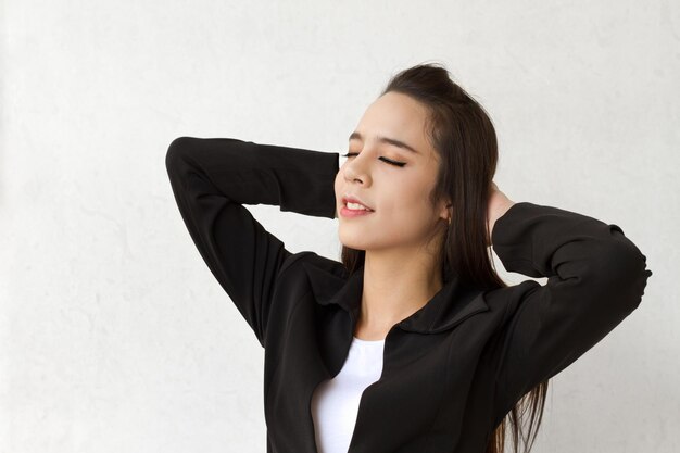 Foto ejecutiva de negocios femenina sonriente relajante positiva despreocupada