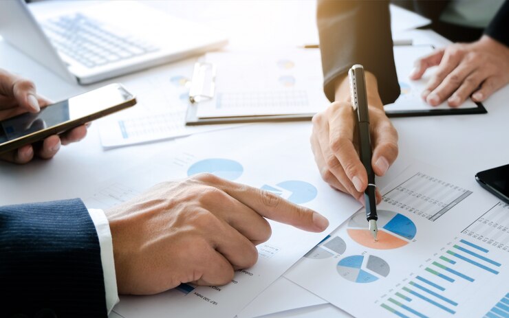 ejecutivo, ejecutivo, colegas, trabajando, juntos, análisis, datos, documentos, oficina