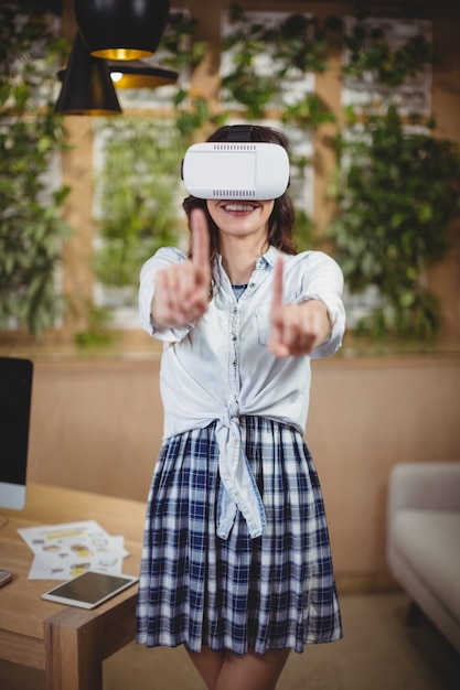 Ejecutivo femenino con casco de realidad virtual