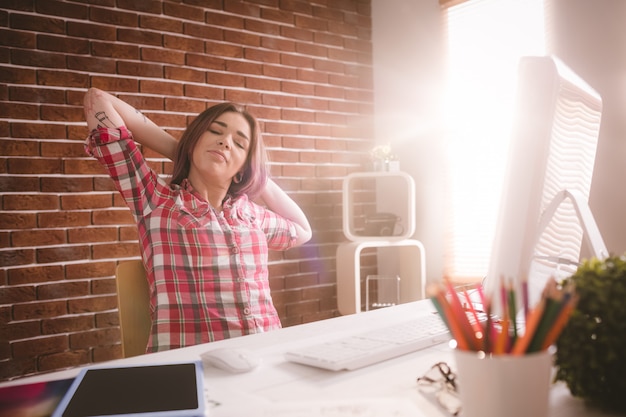 Foto ejecutivo femenino relajante en su escritorio