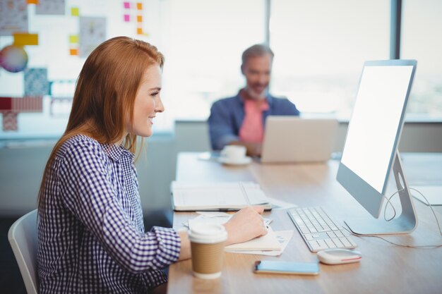 Ejecutivo femenino trabajando en computadora