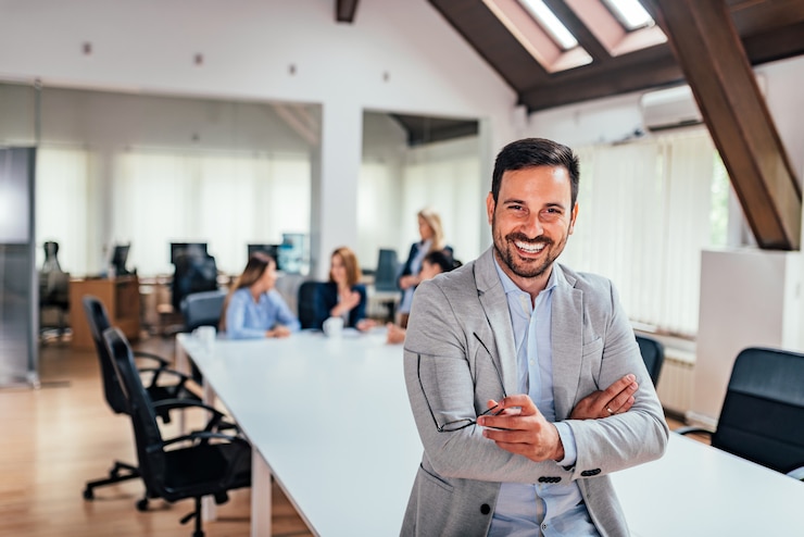 Foto ejecutivo guapo sonriendo en la oficina