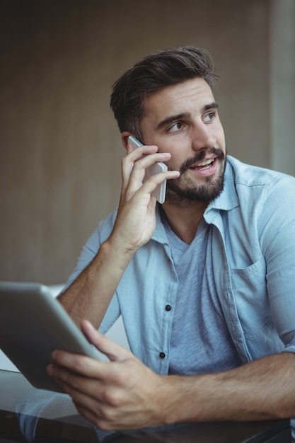 Ejecutivo hablando por teléfono móvil