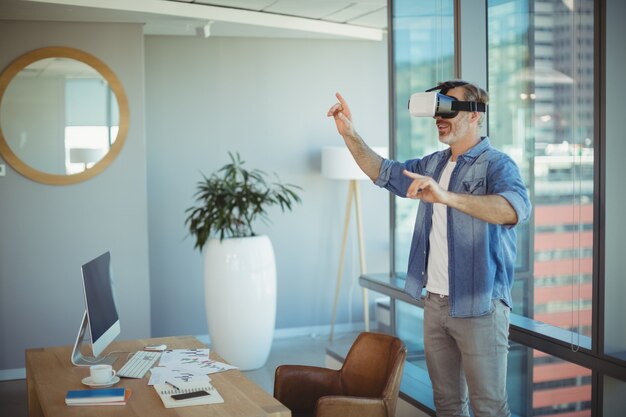 Foto ejecutivo masculino con casco de realidad virtual