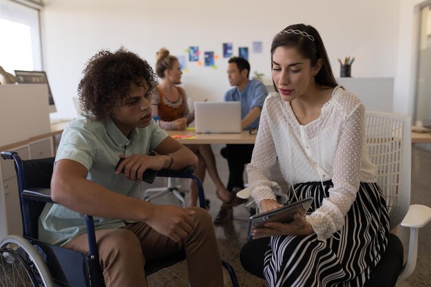 Foto ejecutivo masculino discapacitado discutiendo sobre una tableta digital