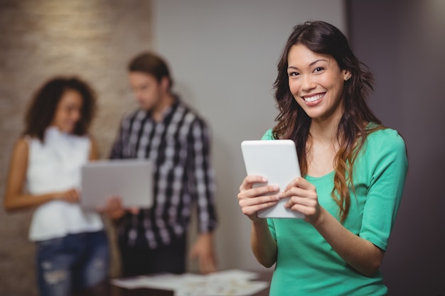 Ejecutivo mujer sosteniendo tableta digital