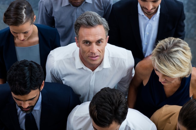 Foto ejecutivo de negocios con colegas en el centro de conferencias