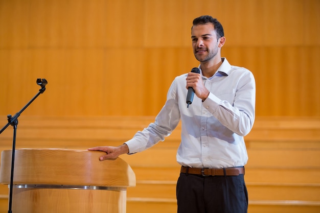 Foto ejecutivo de negocios dando un discurso en el centro de conferencias