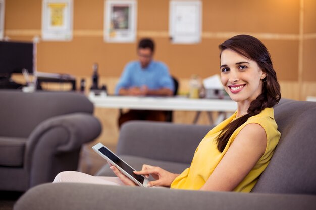 Ejecutivo de negocios femenino que usa la tableta digital