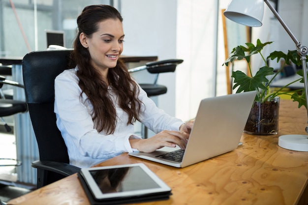 Ejecutivo de negocios femenino usando laptop