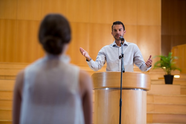 Foto ejecutivo de negocios interactuando con la audiencia en el centro de conferencias