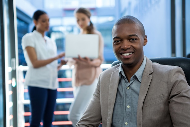 Ejecutivo de negocios sonriendo en la oficina