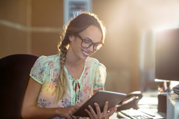 Ejecutivo de negocios con tableta digital en la oficina