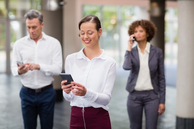 Ejecutivo de negocios mediante teléfono móvil