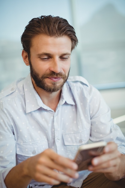 Ejecutivo de negocios mediante teléfono móvil