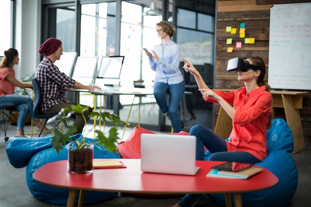 Foto ejecutivo de negocios usando un casco de realidad virtual