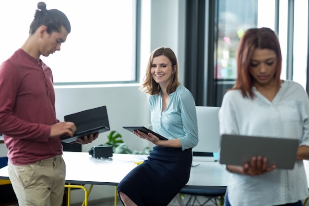 Ejecutivo de negocios usando laptop y tableta digital