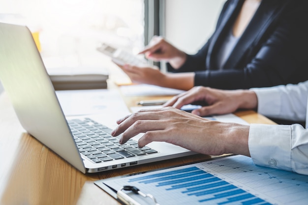 Foto ejecutivo profesional equipo de colegas de negocios trabajando y analizando con un nuevo proyecto de contabilidad, finanzas, inversión empresarial