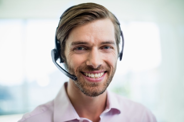 Ejecutivo de servicio al cliente sonriente trabajando en call center