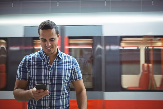 Ejecutivo mediante teléfono móvil en plataforma