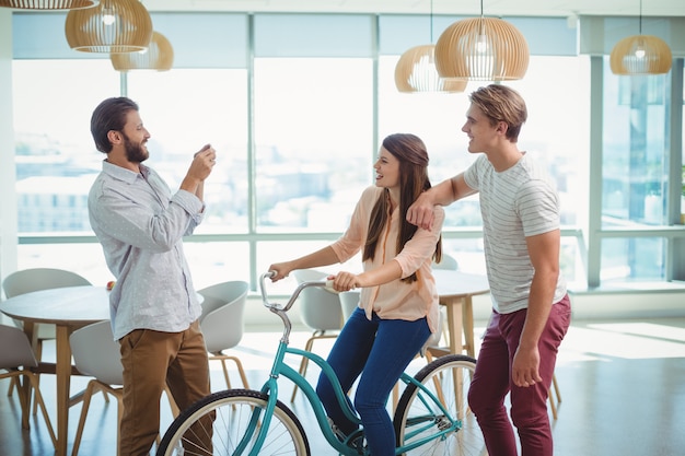 Ejecutivos con bicicleta divirtiéndose