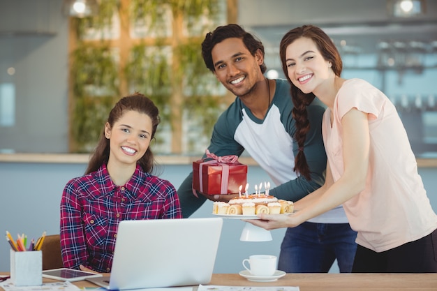 Ejecutivos celebrando el cumpleaños de sus colegas