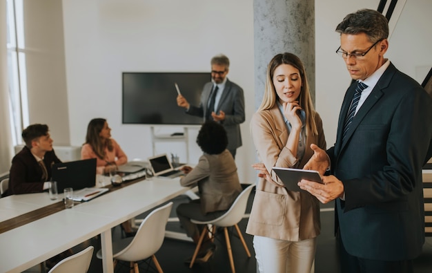 Ejecutivos creativos que usan tableta digital en la oficina