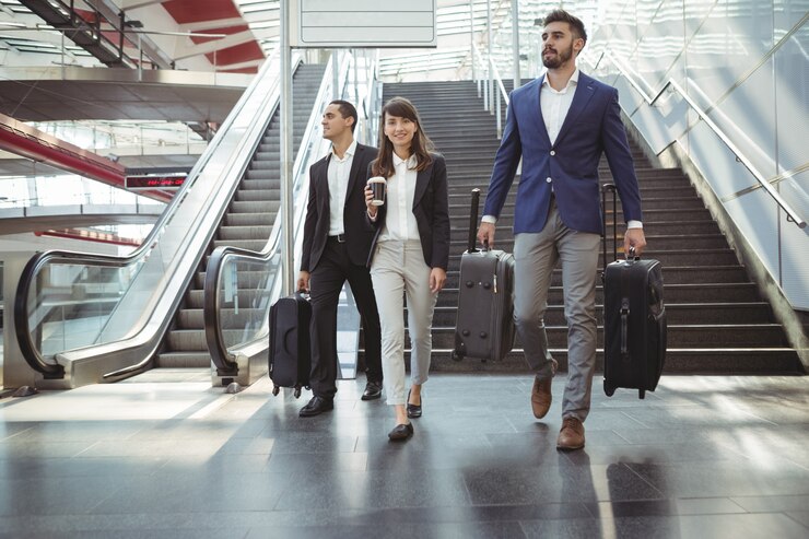 Foto los ejecutivos de empresas caminando por las escaleras fuera de la plataforma
