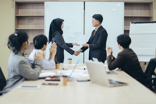 Los ejecutivos de empresas otorgan un certificado de excelencia a los empleados que han tenido un buen desempeño